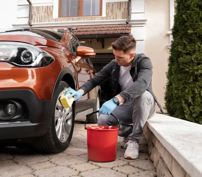Lavage auto à domicile Exoudun : professionnel intervenant sur un véhicule